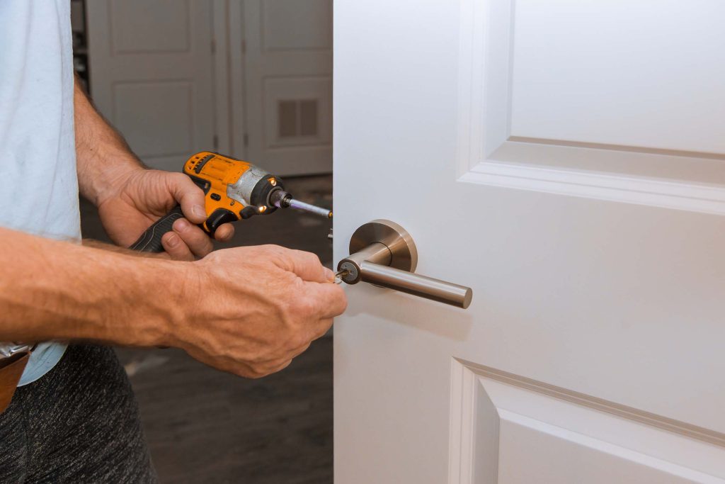 installation-of-the-door-lock-interior-door-woodwo-663R7CV-1024x683